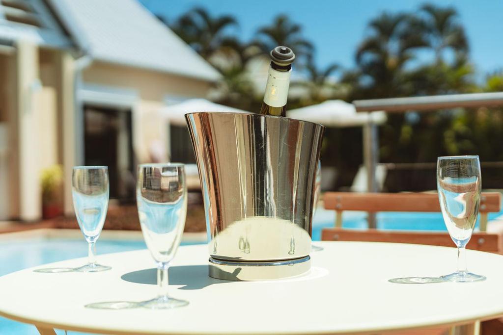 Seau à champagne et flûtes au bord de la piscine de Villa Lakaz