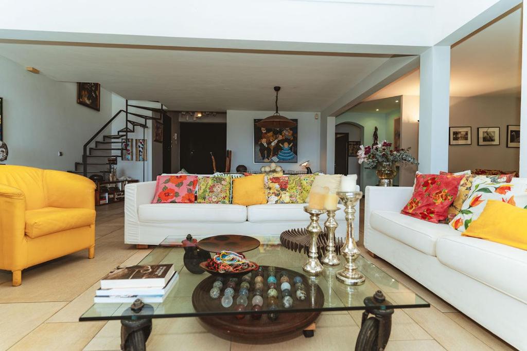 Séjour intérieur de Villa Lakaz avec canapés et table basse