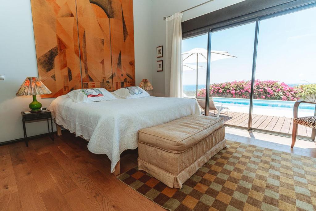 Chambre double avec grande œuvre murale et vue sur la piscine