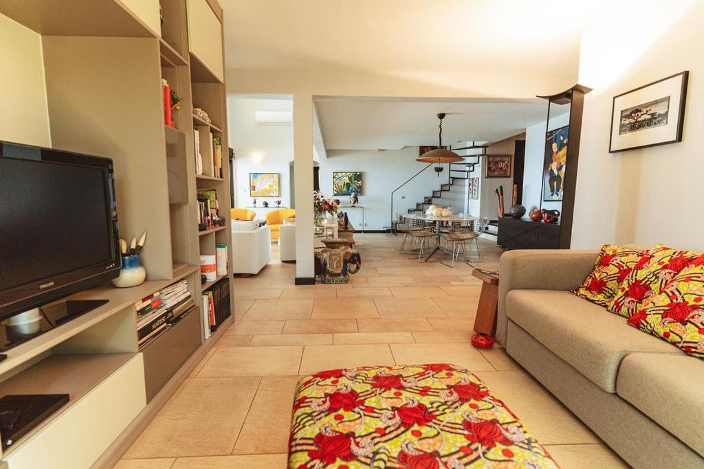 Salon TV et bibliothèque ouverts sur l’intérieur de Villa Lakaz