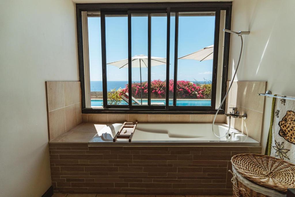 Baignoire avec vue sur la piscine et l’océan Indien