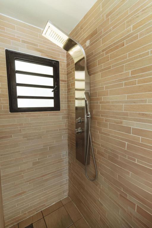 Douche à l'italienne habillée de pierre