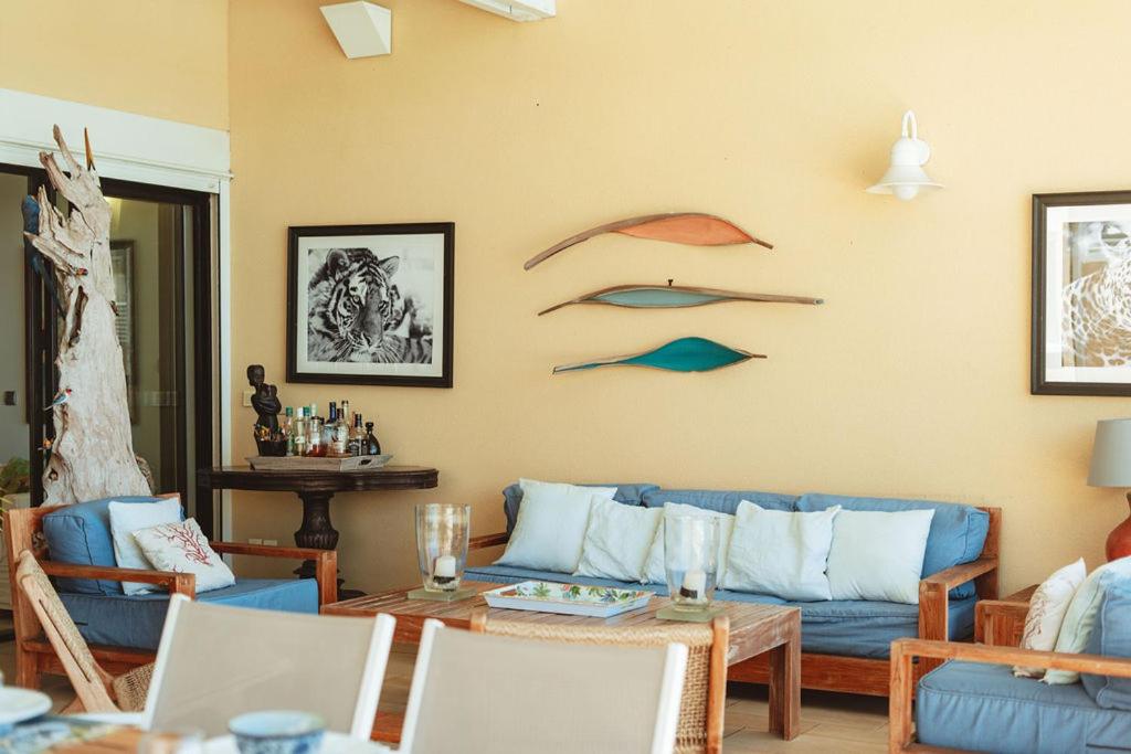 Canapé et fauteuils du salon extérieur sous la terrasse couverte