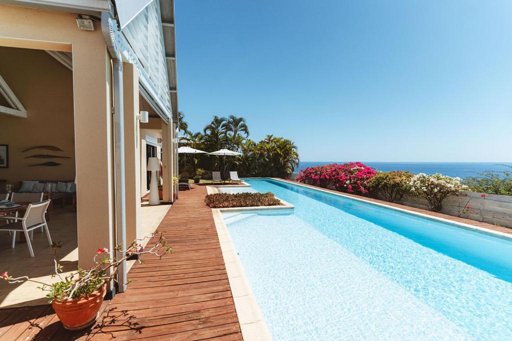 Piscine privée le long de la terrasse de Villa Lakaz
