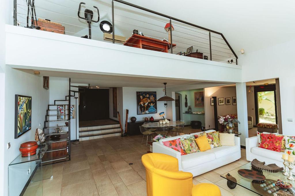 Mezzanine de Villa Lakaz dominant le séjour et la salle à manger