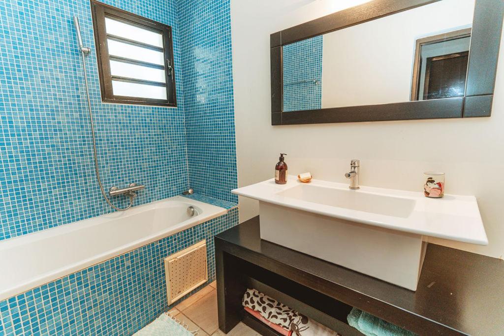 Salle de bain avec baignoire et mosaïque bleue