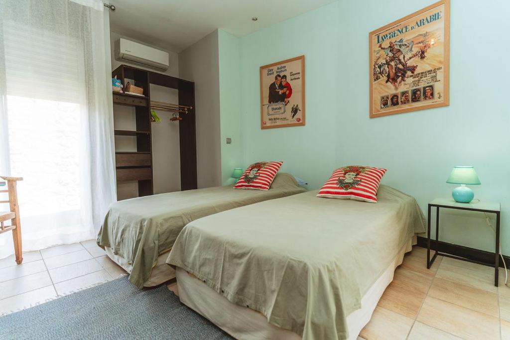 Chambre à lits jumeaux avec dressings et lampe turquoise