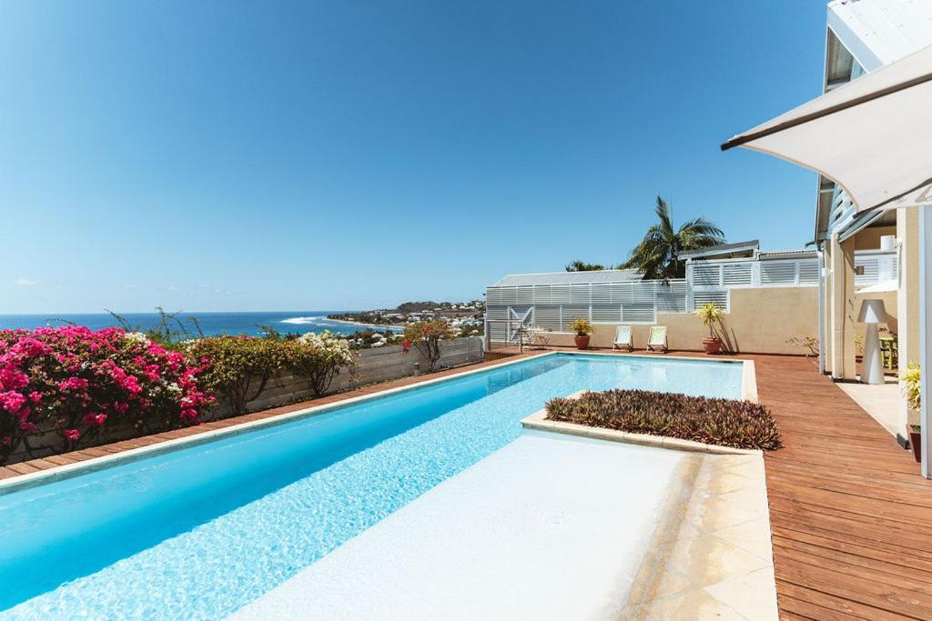 Piscine privée de la Villa Lakaz face à l’océan de La Réunion