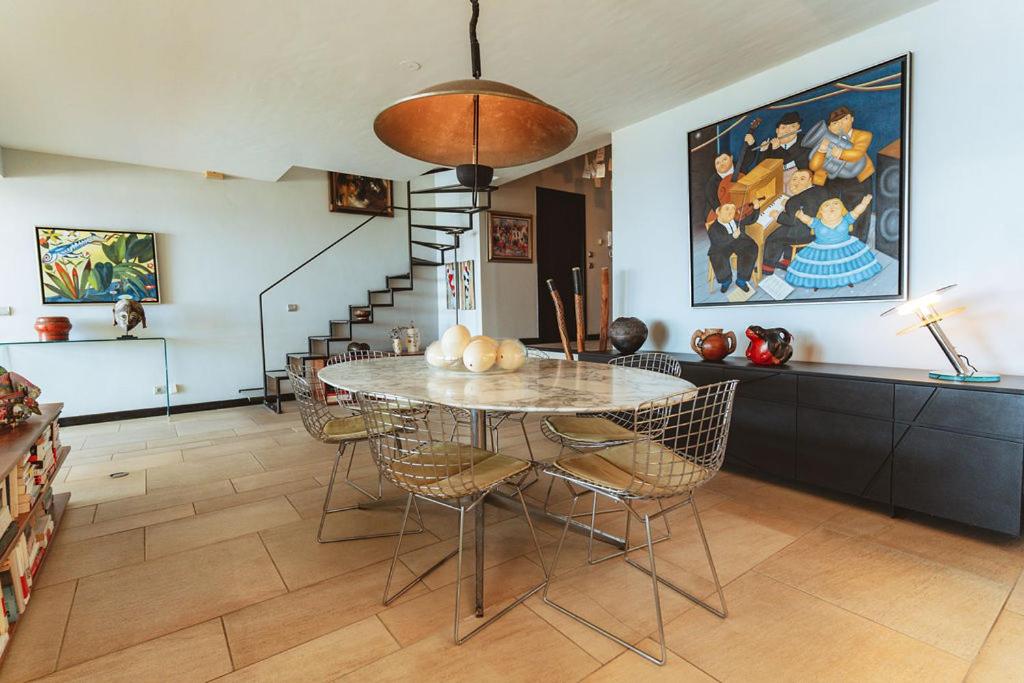 Salle à manger intérieure, table en marbre et escalier hélicoïdal