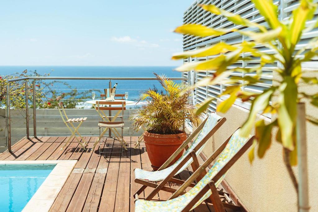 Terrasse aménagée face à l’océan
