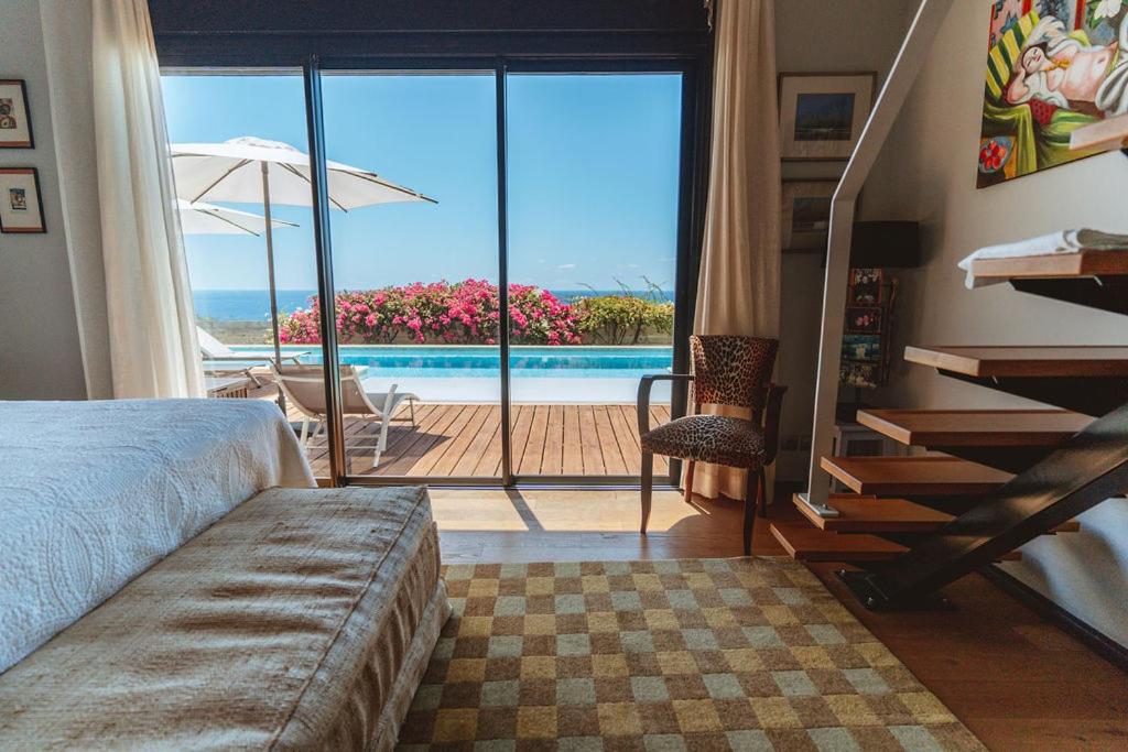 Chambre de Villa Lakaz ouverte sur la piscine et l’océan